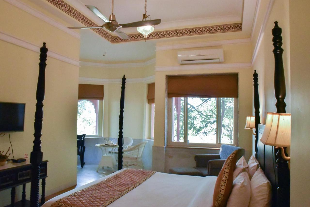 Umaid Palace - A Lakeside Heritage Palace Resort Near Jaipur Close To Bhangarh & Chand Baori Stepwell Abhaneri Dubbi Экстерьер фото
