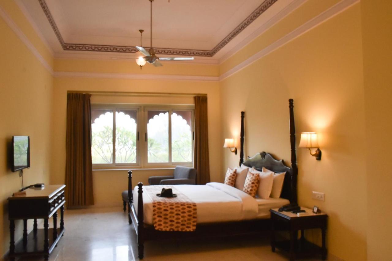 Umaid Palace - A Lakeside Heritage Palace Resort Near Jaipur Close To Bhangarh & Chand Baori Stepwell Abhaneri Dubbi Экстерьер фото