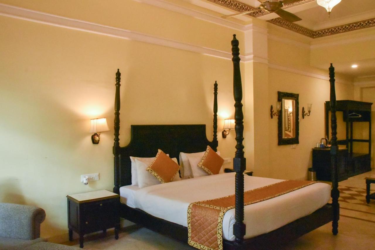 Umaid Palace - A Lakeside Heritage Palace Resort Near Jaipur Close To Bhangarh & Chand Baori Stepwell Abhaneri Dubbi Экстерьер фото