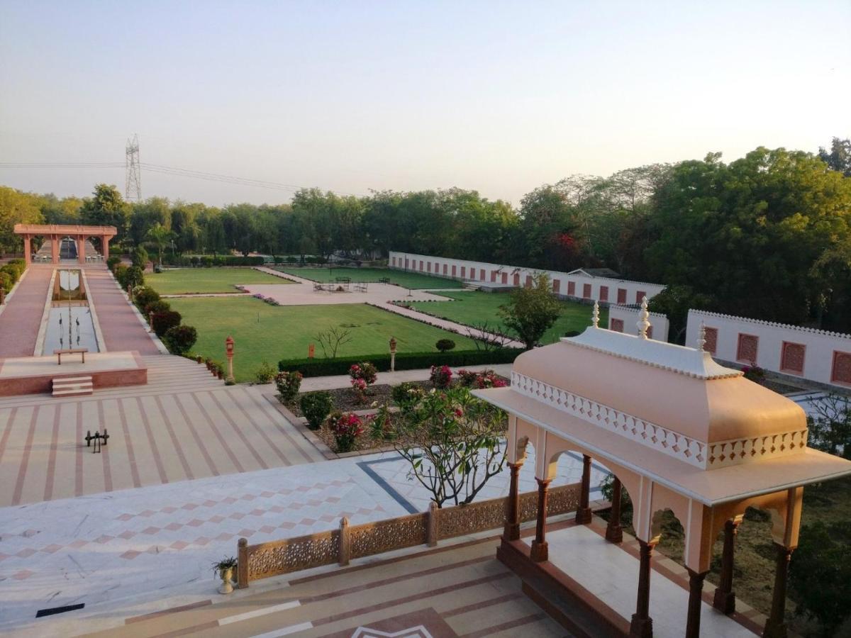 Umaid Palace - A Lakeside Heritage Palace Resort Near Jaipur Close To Bhangarh & Chand Baori Stepwell Abhaneri Dubbi Экстерьер фото