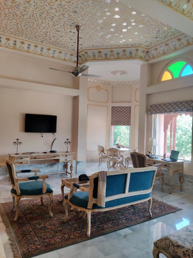 Umaid Palace - A Lakeside Heritage Palace Resort Near Jaipur Close To Bhangarh & Chand Baori Stepwell Abhaneri Dubbi Экстерьер фото