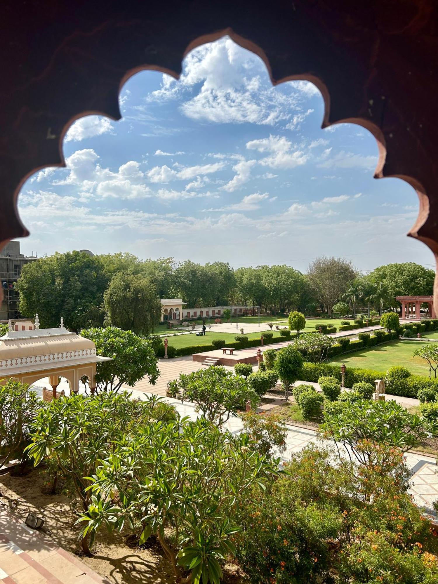 Umaid Palace - A Lakeside Heritage Palace Resort Near Jaipur Close To Bhangarh & Chand Baori Stepwell Abhaneri Dubbi Экстерьер фото
