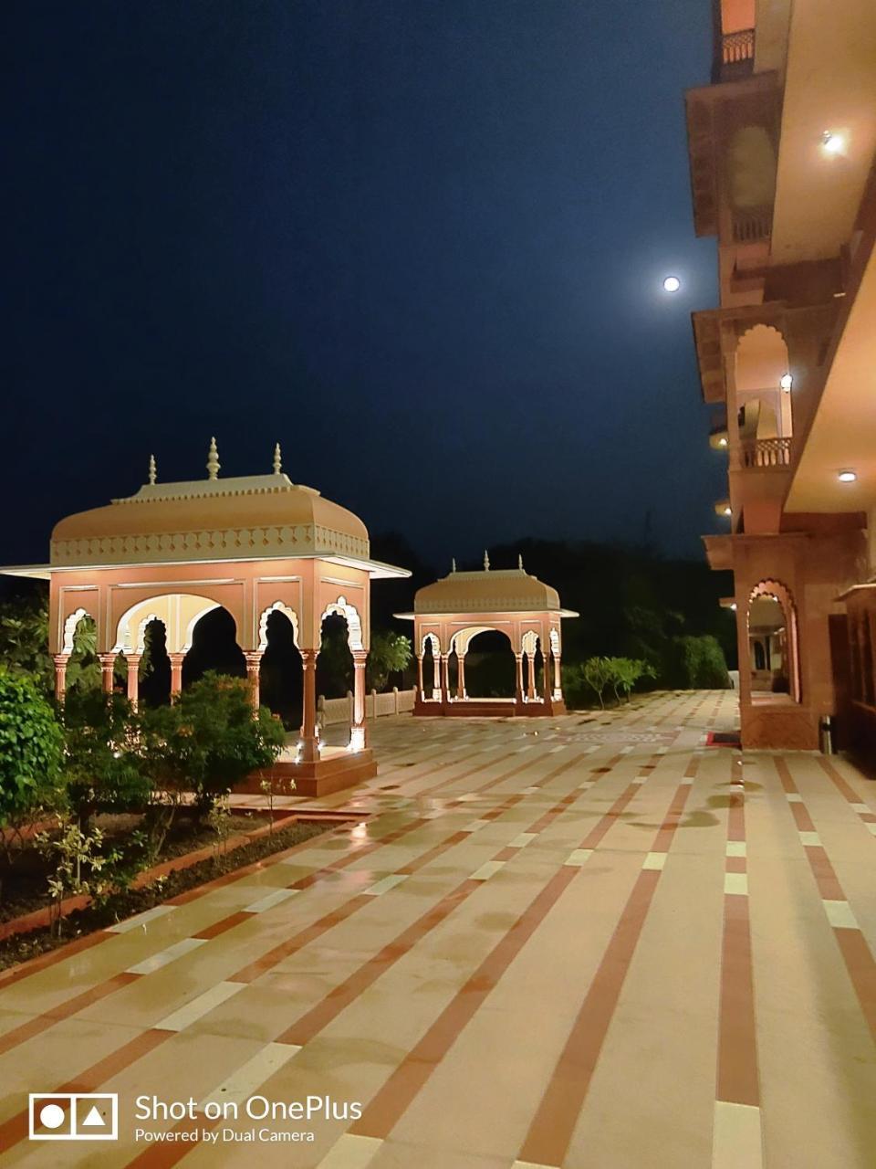 Umaid Palace - A Lakeside Heritage Palace Resort Near Jaipur Close To Bhangarh & Chand Baori Stepwell Abhaneri Dubbi Экстерьер фото